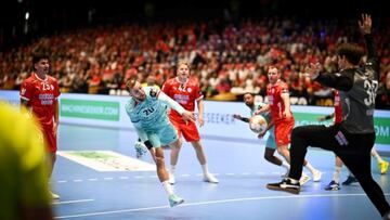 Áleix Gómez acaba un ataque del Barça.