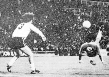 La &quot;chilena de Castec&quot;, en 1980, es una de las sus jugadas m&aacute;s recordadas: anot&oacute; a Argentina en el empate 2-2.