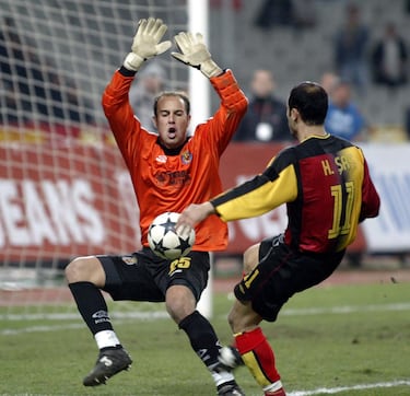 En 2002 llegó al Villarreal y se hizo con la titularidad de la portería. En su segundo año conquistó la Copa Intertoto. En su última temporada en esta primera etapa (2004/05) se convirtió en un especialista en parar penaltis. Tras pasar por varios equipos europeos volvió al equipo castellonense en 2022, donde permaneció hasta el verano de 2024, que terminó su contrato y firmó libre por el Como italiano.