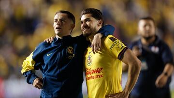 MEX2638. CIUDAD DE MÉXICO (MÉXICO), 18/05/2025.- Alvaro Fidalgo (i) y Henry Martín de América celebran un triunfo ante Cruz Azul este domingo, al final de un partido de vuelta por las semifinales del Torneo Clausura 2025 de la Liga MX en el estadio Ciudad de los Deportes en Ciudad de México (México). EFE/ Isaac Esquivel