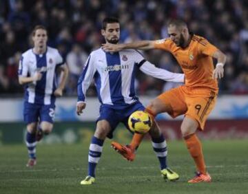 Benzema protege el balón ante Raúl Rodríguez.