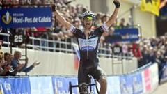 El holand&eacute;s Niki Terpstra celebra su triunfo en el vel&oacute;dromo de Roubaix.