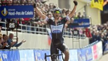 El holand&eacute;s Niki Terpstra celebra su triunfo en el vel&oacute;dromo de Roubaix.