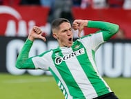 SEVILLA, 30/11/2025.- El centrocampista del Betis Sergi Altimira celebra tras marcar el 0-2 durante el partido de LaLiga entre Sevilla FC y Real Betis celebrado este domingo en el Estadio Ramón Sánchez-Pizjuán de Sevilla. EFE/ José Manuel Vidal