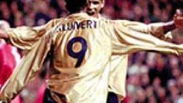 CERTERO. Patrick Kluivert no se mostró demasiado acertado durante toda la noche, pero estuvo atento para dar el segundo gol al Barcelona.