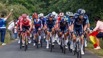 ALTO DE MONCALVILLO (LA RIOJA), 06/09/2024.- El pelotón en la ascensión final de la 19 etapa de la Vuelta a España 2024 entre Logroño y el alto de Moncalvillo, de 173, 5 kilómetros de recorrido, este viernes. EFE/ Javier Lizón