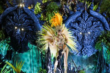 Actuación la escuela de samba Unidos da Tijuca actúa en el Sambódromo durante el Carnaval en Río de Janeiro.