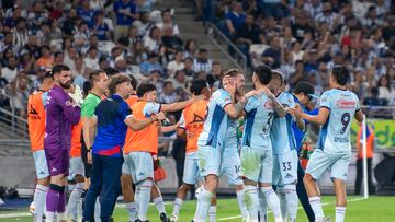 Jugadores de Cruz Azul festejan el gol de Rotondi.