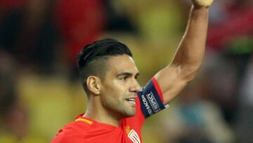 Falcao recibe trofeo a jugador del mes de la Ligue 1