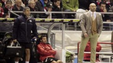 El entrenador del Rayo Vallecano, Paco Jémez, durante el partido de Liga ante el Athletic de Bilbao disputado esta noche en el estadio de San Mamés.