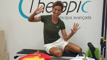 Marga Fullana posa con los maillots de campeona de Espa&ntilde;a y campeona del mundo de duatl&oacute;n cross.