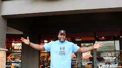 Shaquille O'Neal en un local de Big Chicken. Foto vía: Instagram.