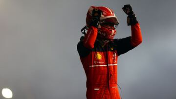 Charles Leclerc celebra su victoria en Bahréin.