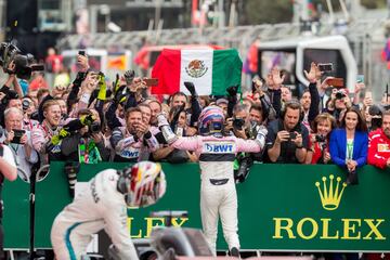 'Checo' Pérez celebra con su equipo.