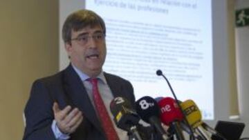 Miguel Cardenal, durante su intervención en la sede del Barceloneta.