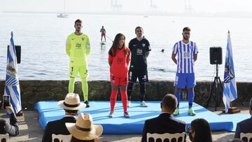 Dani Barrio Marina, Pablo Sánchez y Luis Muñoz, con las nuevas camisetas.