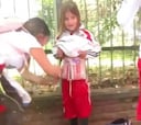 Se hace viral un vídeo de una mujer utilizando una niña fan de River para esconder bengalas