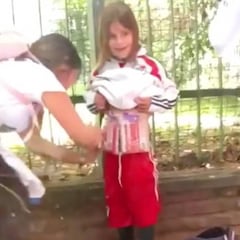 Se hace viral un vídeo de una mujer utilizando una niña fan de River para esconder bengalas