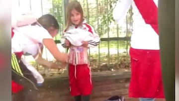 Se hace viral un vídeo de una mujer utilizando una niña fan de River para esconder bengalas