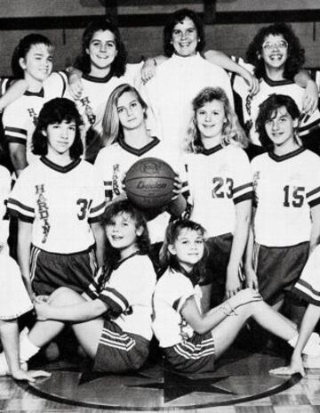 La actriz Reese Witherspoon (abajo a la derecha) jugó en Nashville al baloncesto en el colegio. En el instituto siguió en la cancha, aunque como animadora.