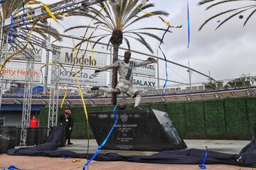 Así luce la estatua que rememora el paso de Beckham en Los Angeles Galaxy. Cada detalle físico fue plasmado con cuidado de pies a cabeza
