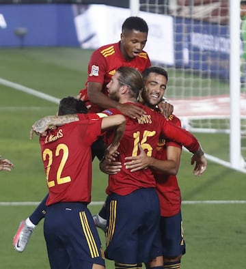 Los jugadores de la Selección celebran el segundo gol que marcó Sergio Ramos ante Ucrania.