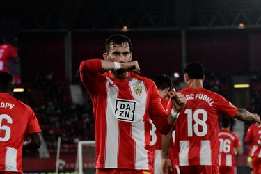 El Almería se crece ante los rivales directos