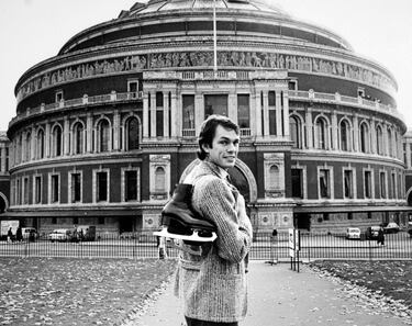 Patinador británico que llegó a ser campeón de Europa, del Mundo y olímpico en la misma temporada (1976), una estrella del deporte que también pasó a la historia por ser el primer atleta gay campeón en unos Juegos. Un patinador que marcó una época en su disciplina y que tras su retirada fundó una compañía de patinaje itinerante con la que dejó su legado. En 1987 fue diagnosticado y habló abiertamente vde su enfermedad. Falleció a los 44 años en 1994.  