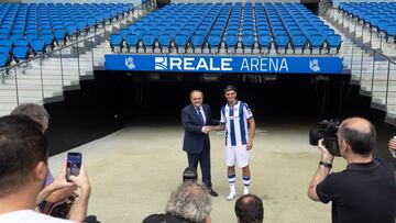 GRAFCAV5881. SAN SEBASTIÁN (ESPAÑA), 29/07/2024.- El presidente de la Real Sociedad, Jokin Aperribay (i), presenta a Javi López (d), como nuevo jugador del equipo este lunes en el Reale Arena de San Sebastián. EFE/Juan Herrero