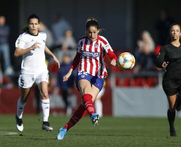 Con 27 años y experiencia en equipos como Atlético y Barça, Olga García es una de las delanteras que mejor encajaría en el ambicioso proyecto del Real Madrid. Sin minutos en el club rojiblanco, donde ni siquiera ha tenido tiempo de marcar un gol, busca una nueva oportunidad de demostrar su mejor nivel. Se trata de una jugadora con muy buen golpeo de balón y con mucho gol. En la temporada anterior, siendo también suplente hizo doce dianas.