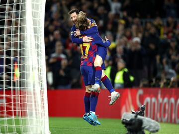 2-0. Leo Messi celebró el segundo gol con Antoine Griezmann.