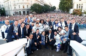 Real Madrid posing with the Champions League trophy in Cibeles yesterday.