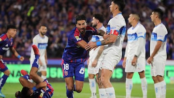 Futbol, Universidad de Chile vs Universidad Catolica.
Fecha 11, Liga de Primera 2026.
El jugador de Universidad de Chile Juan Martin Lucero, centro, celebra tras marcar un gol contra Universidad Catolica durante el partido de la Liga de Primera disputado en el estadio Nacional de Santiago, Chile.
25/04/2026
Felipe Zanca/Photosport
Football, Universidad de Chile vs Universidad Catolica.
11th turn, 2026 First division league.
Universidad de Chile player Juan Martin Lucero, center, celebrates after scoring against Universidad Catolica during a first division match at Nacional stadium in Santiago, Chile.
25/04/2026
Felipe Zanca/Photosport