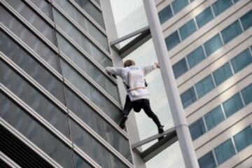 El escalador francés Alain Robert, apodado Spiderman, sube por la fachada de un edificio del distrito financiero de París.