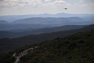 El pelotón es vigilado por el helicóptero de la competición. 