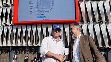 GRAFCAV6779. BILBAO, 24/06/2022.- Ricardo Barkala (i) e Iñaki Arechabaleta (d) dos de los tres candidatos a la presidencia del Athletic a sustituir al actual mandatario Aitor Elizegi, se saludan en el exterior del estadio de San Mames antes de la apertura de las mesas electorales para votar al 33 presidente del Athletic Club de bilbao. EFE/ Luis Tejido
