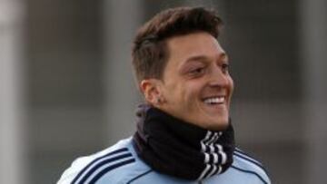 Ozil ejercitándose con la selección alemana.