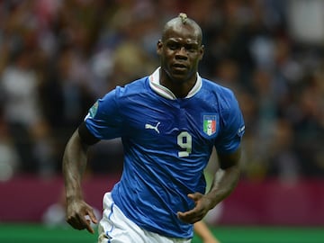 Mario Balotelli: el criticado delantero fue entregado al servicio social por sus padres cuando era apenas un bebé. Sus progenitores abandonaron Ghana y se mudaron a Italia, donde el desespero generado por problemas económicos le hicieron tomar la difícil decisión.