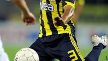 Roberto carlos durante un partido con su actual equipo, el Fenerbahçe turco.