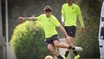 29-05-25. CESAR GELABERT, EN EL ENTRENAMIENTO DEL SPORTING EN MAREO.