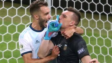En el minuto 63, el arquero paró el penal ejecutado por Derlis González, que significaba la clasificación paraguaya y, la casi eliminación argentina.