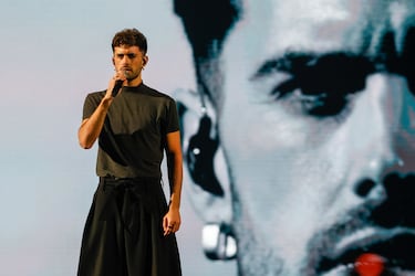 Mikel Herzog actúa durante la gala final del Benidorm Fest 2026.