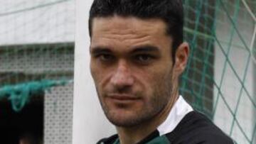 <b>JUNTO A ROQUÉ. </b>Molina enseña la novedad en la camiseta.