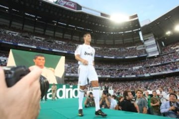 Fue presentado en julio de 2009 ante un Bernabéu repleto de seguidores.
