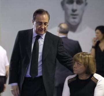 El presidente del Real Madrid, Florentino Pérez, consuela a una de las hijas del presidente de honor del Real Madrid, Alfredo Di Stéfano, en la capilla ardiente instalada en el palco de honor del Santiago Bernabéu. 