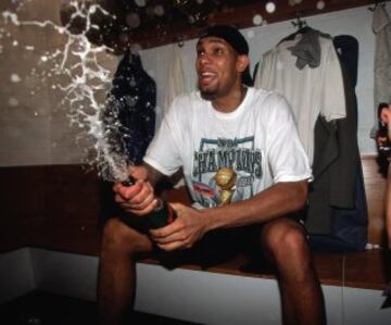 A mediados de 1999 Tim Duncan #21 de los San Antonio Spurs celebra en el vestuario una de sus victorias.