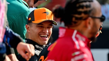 Lando Norris y Lewis Hamilton en la foto 'de familia' que realiza la Fórmula 1.