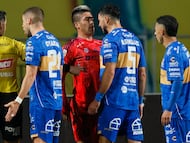 Futbol, Everton vs Universidad de Chile.
Fecha 6, Liga de Primera 2025.
El jugador de Universidad de Chile Leandro Fernandez, centro, encara a Ramiro Gonzalez de Everton durante un partido de primera division realizado en el estadio Sausalito de Vina del Mar, Chile.
27/03/2025
Andres Pina/Photosport
Football, Everton vs Universidad de Chile.
6th turn, 2025 First division League.
Universidad de Chile’s player Leandro Fernandez, center, faces off Ramiro Gonzalez of Everton during a first division match at the Sausalito stadium in Vina del Mar, Chile.
27/03/2025
Andres Pina/Photosport