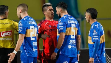Futbol, Everton vs Universidad de Chile.
Fecha 6, Liga de Primera 2025.
El jugador de Universidad de Chile Leandro Fernandez, centro, encara a Ramiro Gonzalez de Everton durante un partido de primera division realizado en el estadio Sausalito de Vina del Mar, Chile.
27/03/2025
Andres Pina/Photosport
Football, Everton vs Universidad de Chile.
6th turn, 2025 First division League.
Universidad de Chile’s player Leandro Fernandez, center, faces off Ramiro Gonzalez of Everton during a first division match at the Sausalito stadium in Vina del Mar, Chile.
27/03/2025
Andres Pina/Photosport