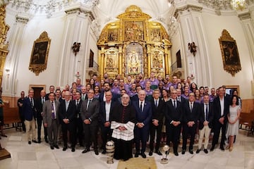 La plantilla del Unicaja dentro del Santuario,.